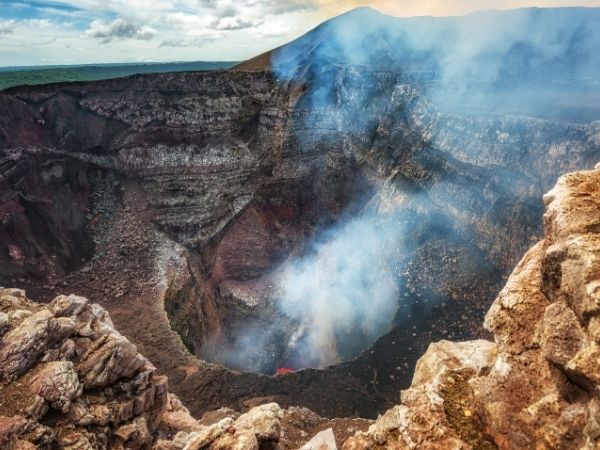 Aktiv vulkan ved Masaya Nationalpark i Nicaragua med udsigt til krateret
