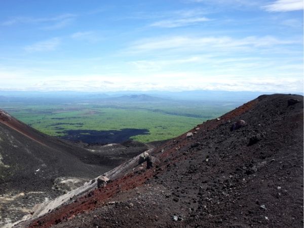 ulkanboarding på Cerro Negro-vulkanen i Nicaragua med sort vulkansk landskab