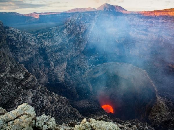 Masaya-vulkanen i Nicaragua med udsigt over det vulkanske landskab