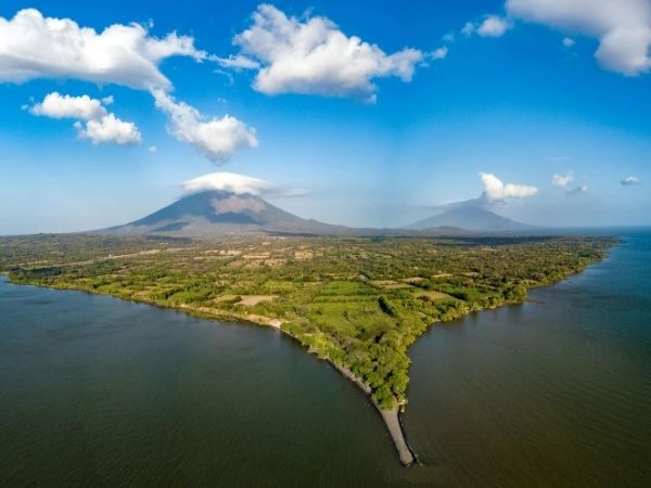 Ometepe-vulkanerne Concepción og Maderas i Nicaragua omgivet af natur og sølandskab