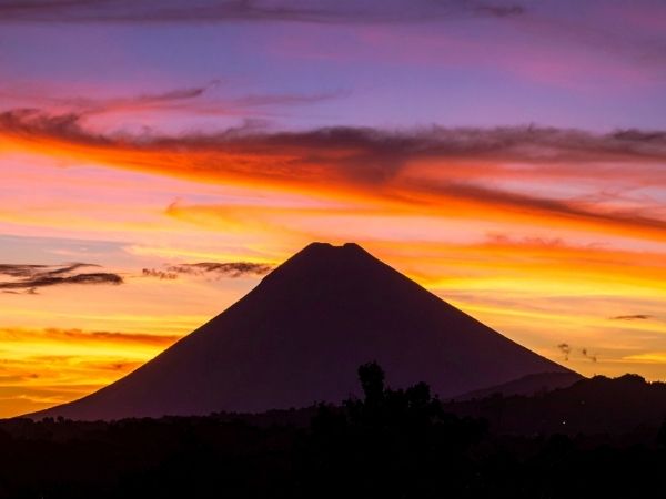 Vulkanlandskab i Nicaragua ved solnedgang med dramatisk udsigt over naturen