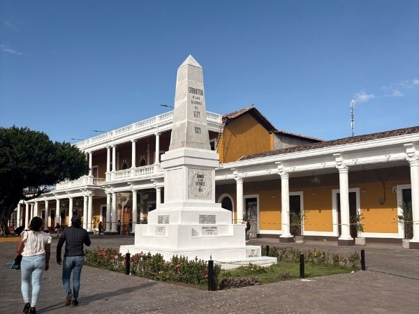 Parque Central i Granada, Nicaragua med historisk monument og koloniale bygninger i byens centrum