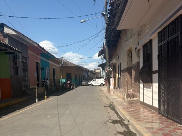 Historisk gade i Granada, Nicaragua med farverige koloniale bygninger og lokal atmosfære