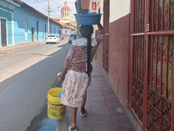 Farverig kolonigade i Granada, Nicaragua med lokal beboer og udsigt til Granada-katedralen