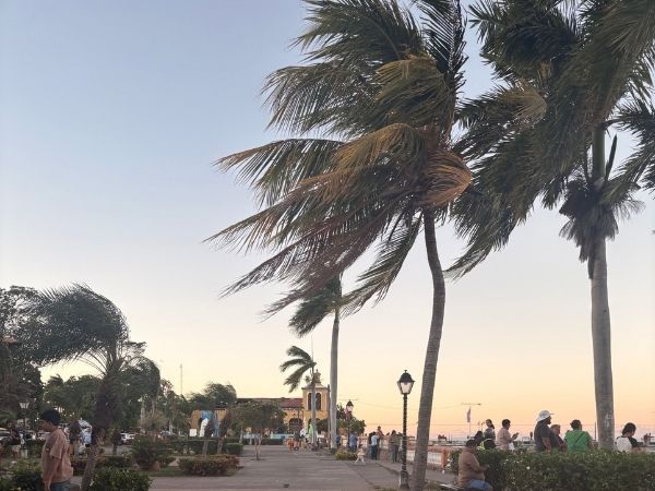 Promenaden Malecón i Granada, Nicaragua med udsigt over Nicaraguasøen ved solnedgang