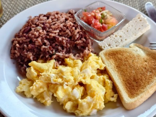 Gallo pinto er Nicaraguas nationalret med ris, bønner og krydderier. Serveret her med æg og ost.