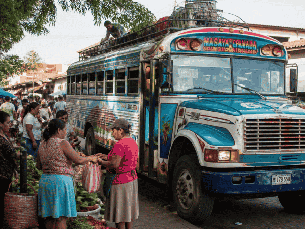 Farverig chicken bus på en gade i Nicaragua