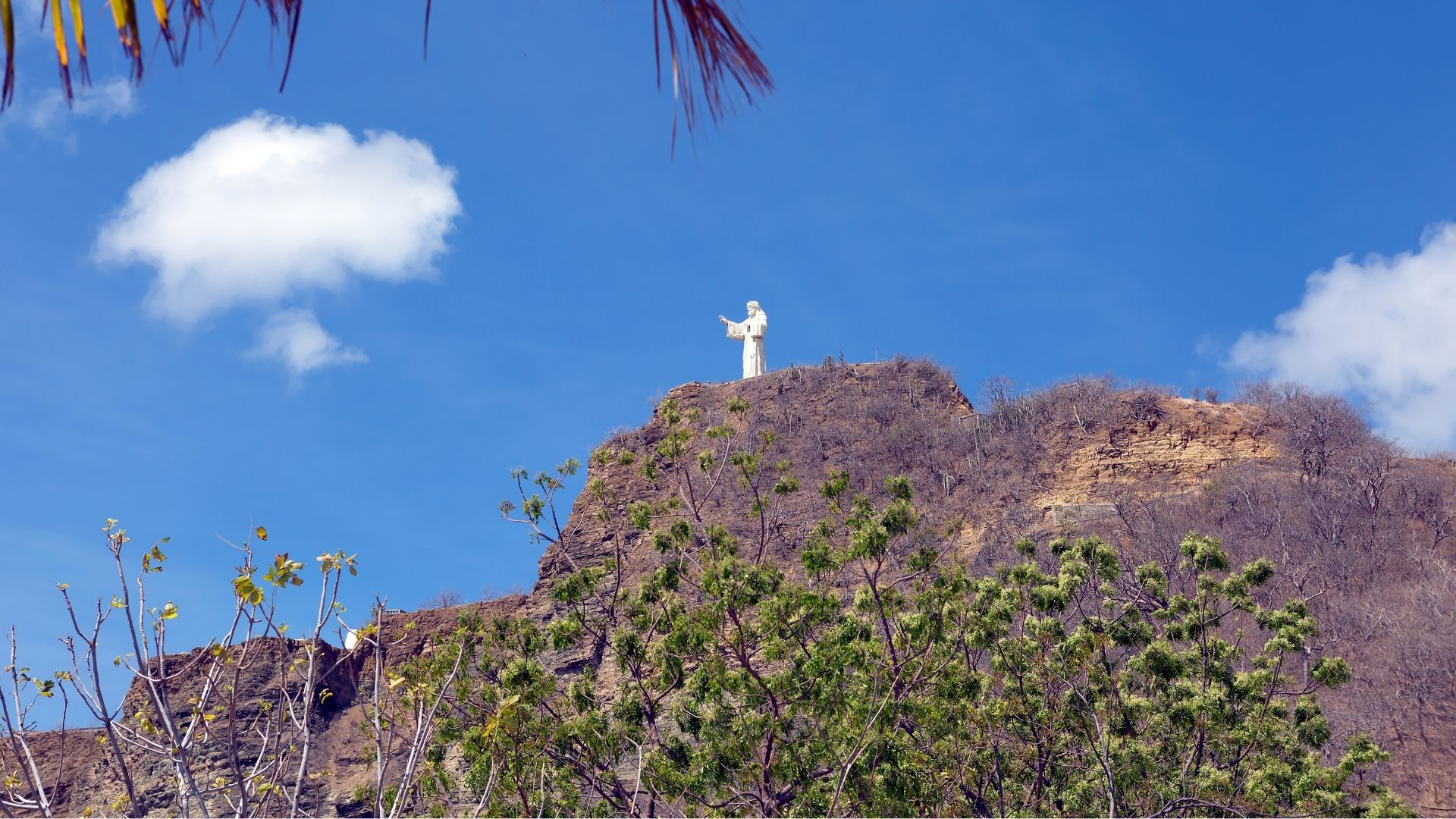 Statuen af Cristo de La Misericordia set nedefra i San Juan Del Sur i Nicaragua