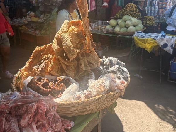Lokal madbod med kød, frugt og grøntsager på et marked i Nicaragua