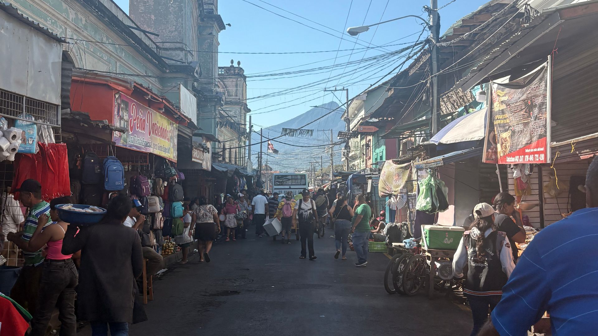 Mercado Oriental i Managua - det centrale markedsområde i Nicaraguas hovedstad med de meget tætte handelsgader, boderne helt ud til vejen og det karakteristiske virvar af elledninger