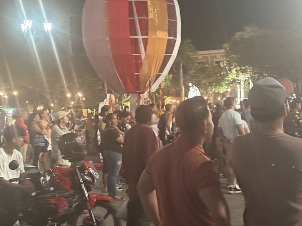 Lokalt byliv og mennesker på gaden om aftenen i Nicaragua