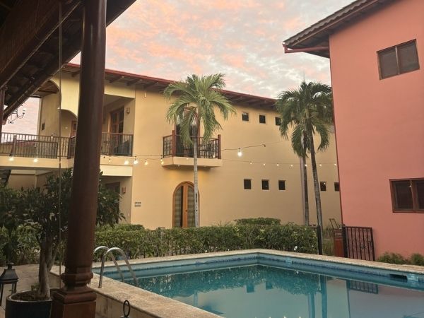 Hotel med swimmingpool og palmer ved solnedgang i Nicaragua
