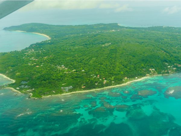 Big Corn Island i Nicaragua set fra luften med grøn natur, kyst og turkisblåt Caribisk Hav