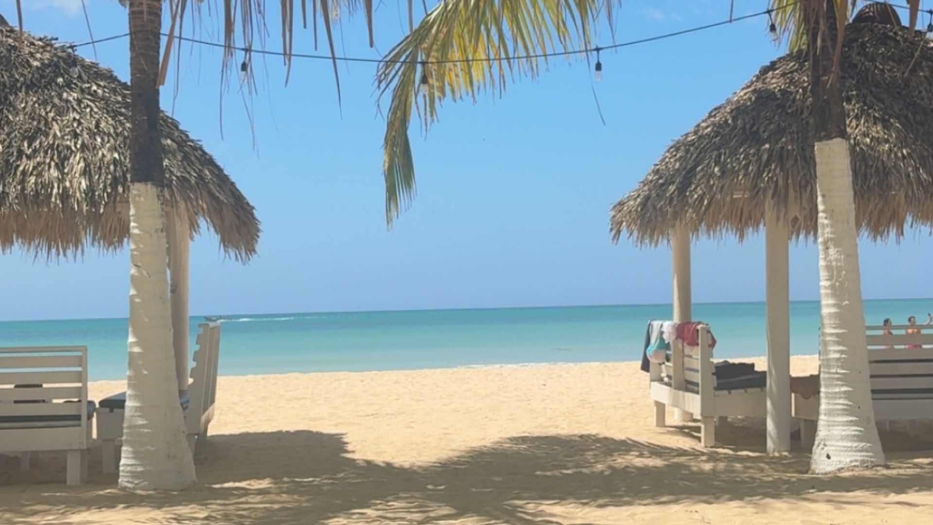 Caribisk strand med palmer og turkisblåt hav på Corn Islands i Nicaragua